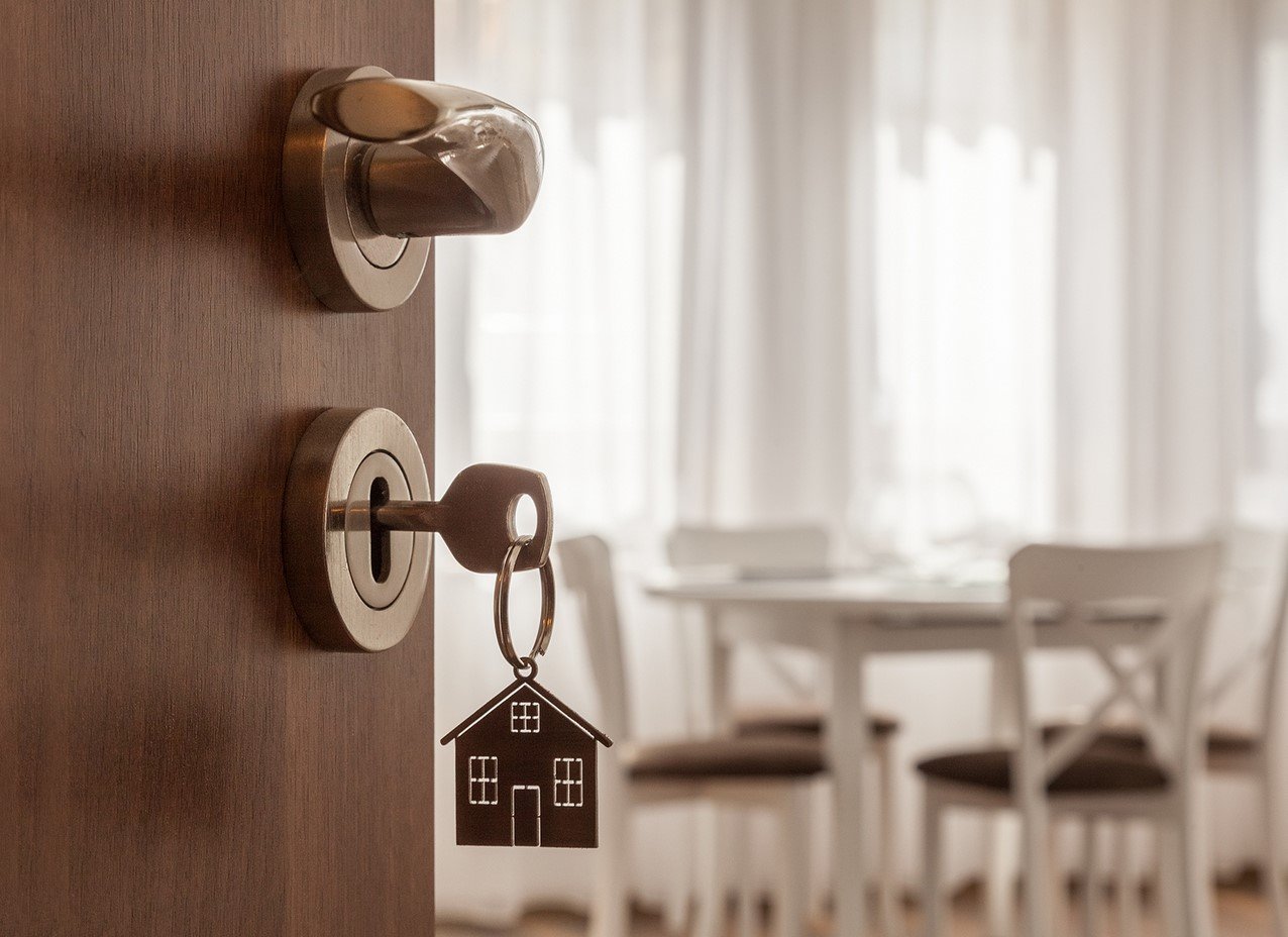 Llave abriendo puerta de vivienda